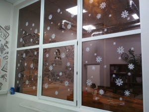 "Снежинки" на окнах пекарни (декабрь 2017)