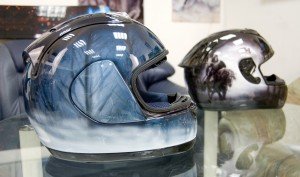 шлем и красками для аэрографии exmix