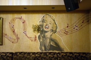 "Мэрилин Монро " фрагмент стены караоке зала (декабрь 2016)