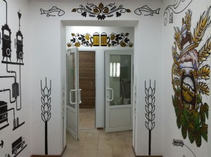 "Кружка хмеля " фрагмент стены пивного магазина Литра (август 2017)