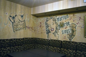 "Мэрилин Монро " фрагмент стены караоке зала (декабрь 2016)