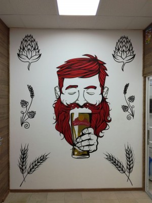 "Хипстер с пивом " фрагмент стены пивного магазина Литра (август 2017)
